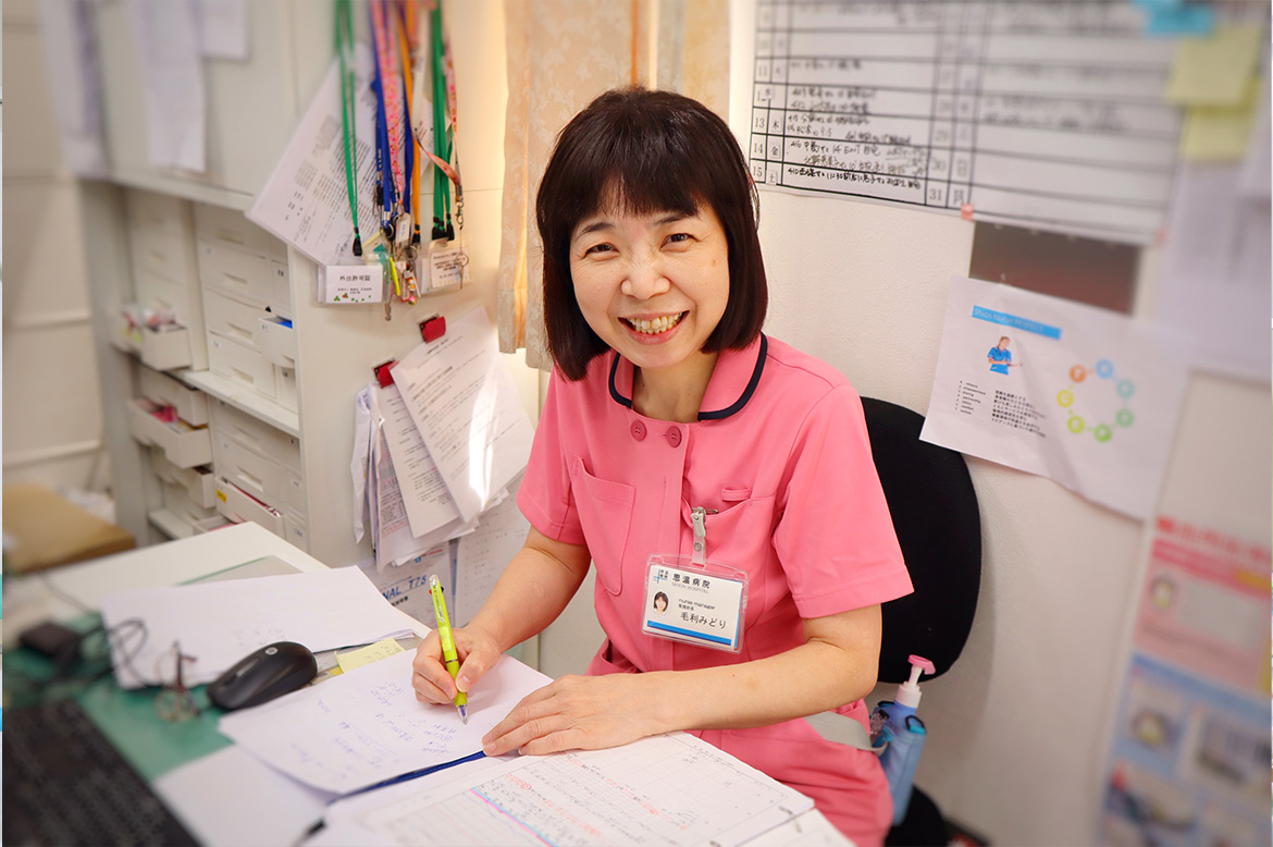 地域ケア病棟で活躍する思温病院看護師の様子